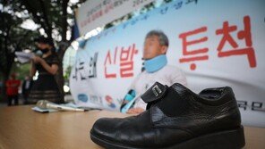 ‘대통령에 신발투척’ 정창옥, 광복절 집회 경찰폭행 혐의 구속기로