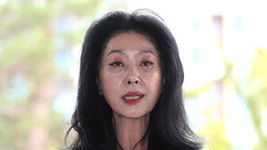 ‘공지영과 설전’ 김부선 “재벌가 유부남 만나 딸 낳은 뒤 버림 받았다”