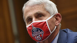 파우치 “젊은이들은 코로나 괜찮다? 아니 후유증 상당할 것”