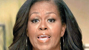 ‘V-O-T-E’ 목걸이 한 미셸 “트럼프는 잘못된 대통령… 투표하라”