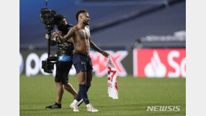 네이마르 UCL 결승 못 뛰나…유니폼 교환으로 징계 위기