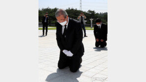 광주서 보수당 대표로는 처음 무릎 꿇은 김종인…호남 공략 핵심 작업?