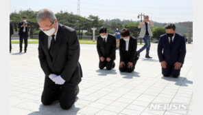5·18 묘역서 보수당 대표로는 처음 무릎 꿇은 김종인