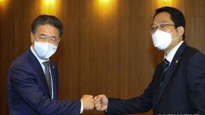 복지부-의료계 “코로나 심각” 한목소리…의대 증원 철회 주장 여전