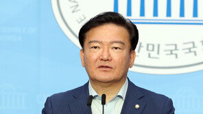 민경욱, ‘가족 협박’ 보도에 “장도리로 문 열리나 시도한 것”