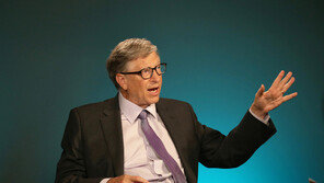 빌 게이츠 “코로나19 내년 말 종식…수백만 명 더 숨진다”