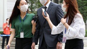 “검사, 조서 조작” 조국 SNS 주장에…정경심 재판부 “자중 필요”