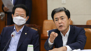 국회 기재위 또 고성·막말…“어린 것이” vs “동네 양아치냐”