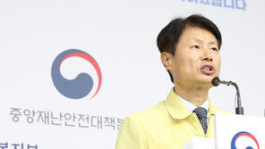 정부 “언제든지 전국 대유행 가능…거리두기 3단계는 아직”