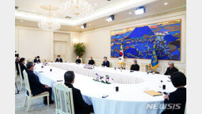 文대통령 “코로나 통제, 종교가 모범 돼 달라” 천주교 지도자와 오찬