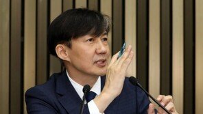 정경심 재판부, 조국에 “페이스북 활동 자제하라” 주의