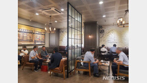 “마스크는 턱에 걸칠뿐”…카페發 코로나 불감증 확산