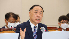 홍남기 “‘패닉 바잉’ 진정세…전·월세 상승세는 과대 평가”