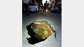 광주 봉선동 도로서 1m 크기 ‘싱크홀’…긴급 복구작업