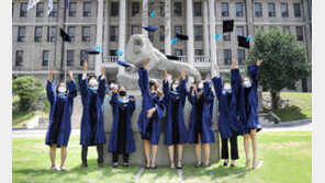 하계 졸업식도 취소… 마스크 쓰고 기념촬영