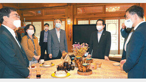 丁총리, 공관서 목요대화 ‘코로나 백신 전망’ 토론