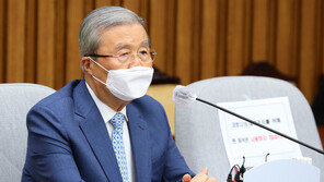 김종인 “정부 스스로 방역준칙 허물어 코로나 다시 번창”