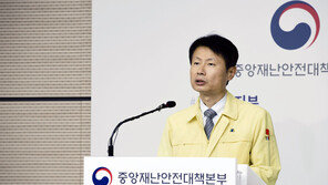 정부 “거리두기 3단계, 확진자 수·더블링 등 요건 동시 충족해야”