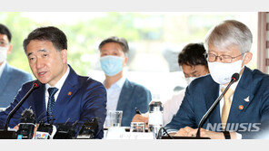 정부 “코로나19 유행 반복…치료제·백신 개발 책임 막중”