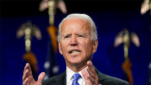 바이든 “독재자 비위 맞추던 시절 끝나”