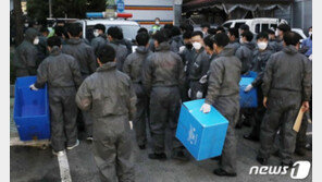 사랑제일교회 4시간 넘는 한밤 압수수색…교회측 “교인명단 가져가”