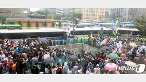 광화문 집회 참석 노부부의 딸·사위·손녀 등 일가족 3명 확진