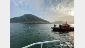 군산 앞바다 마리나 선박 전복…승선원 12명 모두 구조