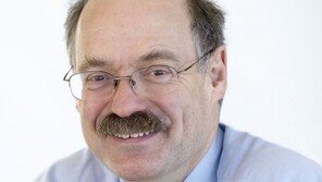 英 권위자 “코로나, 영원히 지속…통제불능 상황 올수도”