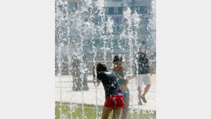 더위 피해 바닥분수에서 물놀이