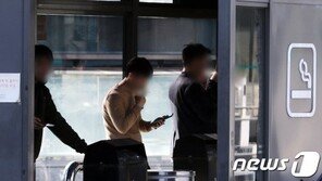 서울 마스크 의무화 첫날, 카페 곳곳 ‘턱스크’…제지는 없었다