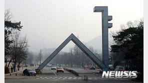 ‘차에서 제자 성추행 혐의’ 서울대 음대교수, 법정선다