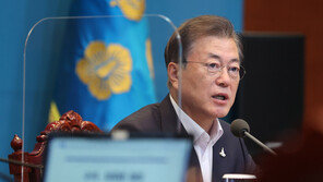 文대통령 “지금 못 막으면 거리두기 3단계 격상 불가피”
