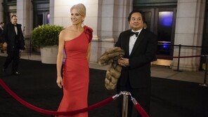 트럼프 ‘최장수 보좌관’ 콘웨이, 사의 표명…가족은 SNS 중단, 무슨 일?