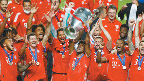 ‘메날두’ 끝장낸 레반도프스키, 트레블 또 트레블