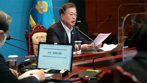 文대통령 “방역 방해, 반사회적 범죄”… 野 “실정 덮으려 공포정치”