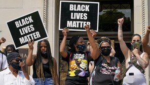 세 아들 앞 총격 당한 흑인 아빠…바이든 “美 영혼 관통했다”