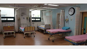 “일부 확진자, 코 푼 휴지 바닥에 뿌리고 속옷 세탁 요구도”