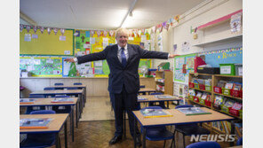 英도 ‘개학’ 우왕좌왕…총리 “등교강행” vs 교사 “마스크 규정도 없어”