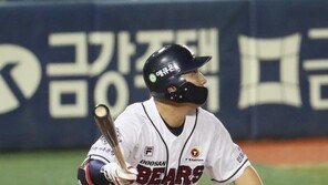 두산 김인태, 6회말 대타로 나서 역전 스리런포 ‘쾅’