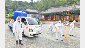 방역복 입은 스님들