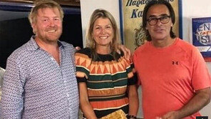 ‘노마스크’ 딱 걸린 국왕부부-前대통령… 국민 공분