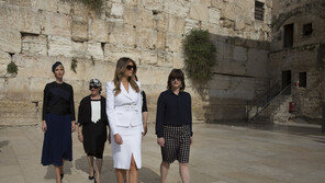 “멜라니아, 이방카에 ‘뱀같은 인물’이라 말해…둘이 영역다툼”