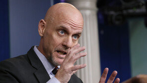 美FDA국장 “코로나19 혈장치료 효과 과장됐다” 사과