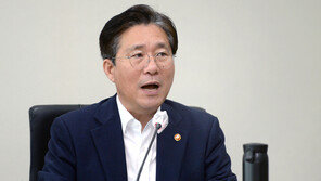 성윤모 “코로나19 재확산으로 경제 어려움 지속…대응 필요”