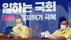 與 “코로나19 양성 비율 높아지면 거리두기 3단계 검토”