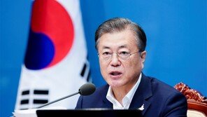 文대통령 “방역엔 특권 없다…엄정 대응” 민노총·교회 차별 논란 차단