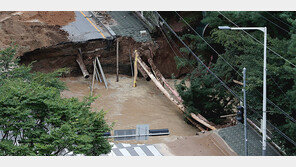 구리 아파트 앞 도로에 20m 대형 싱크홀… 주민 긴급대피