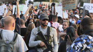 페이스북, 인종차별 반대 시위대에 총 쏜 17세 계정 삭제