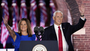 펜스, 공화당 부통령 후보직 공식 수락…“바이든의 미국 안전하지 않다”