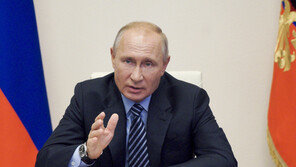 푸틴, 딸 앞세워 러시아백신 효능 강조…“접종받고 상태 좋아”